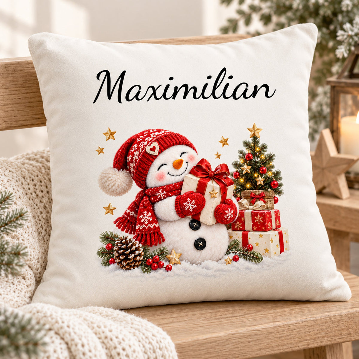 Schneemann-Kissenbezug Geschenkfreude, Bild 3, mit Beispielname Maximilian