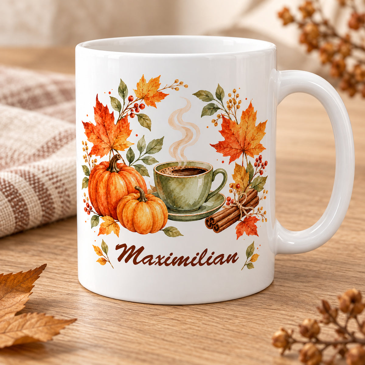 Schrägansicht: weiße personalisierte Herbst-Tasse mit Motiv Herbstkranz zur Kaffeepause und Beispielname Maximilian