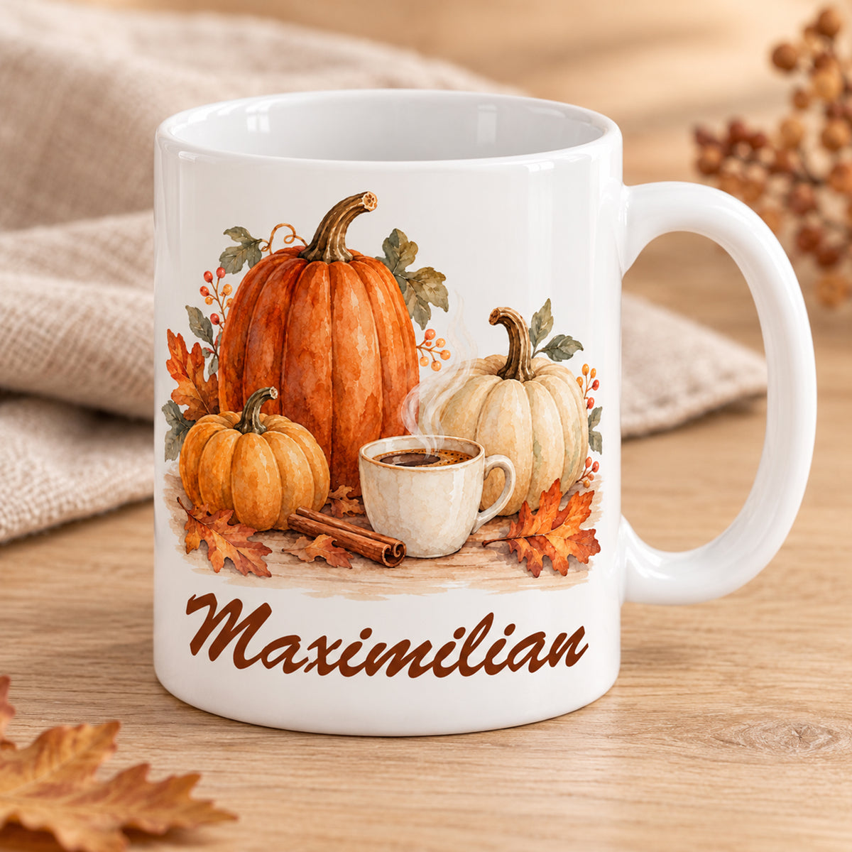 Schrägansicht: weiße personalisierte Herbst-Tasse mit Motiv Kürbistrio mit Zimtduft und Beispielname Maximilian
