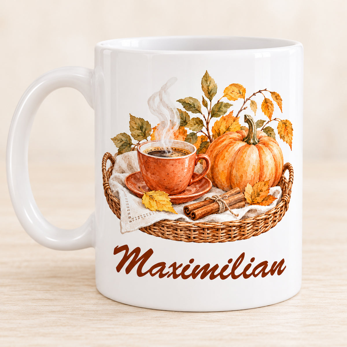 Andere Druckseite: weiße personalisierte Herbst-Tasse mit Motiv Warmer Herbst auf dem Tablett und Beispielname Maximilian