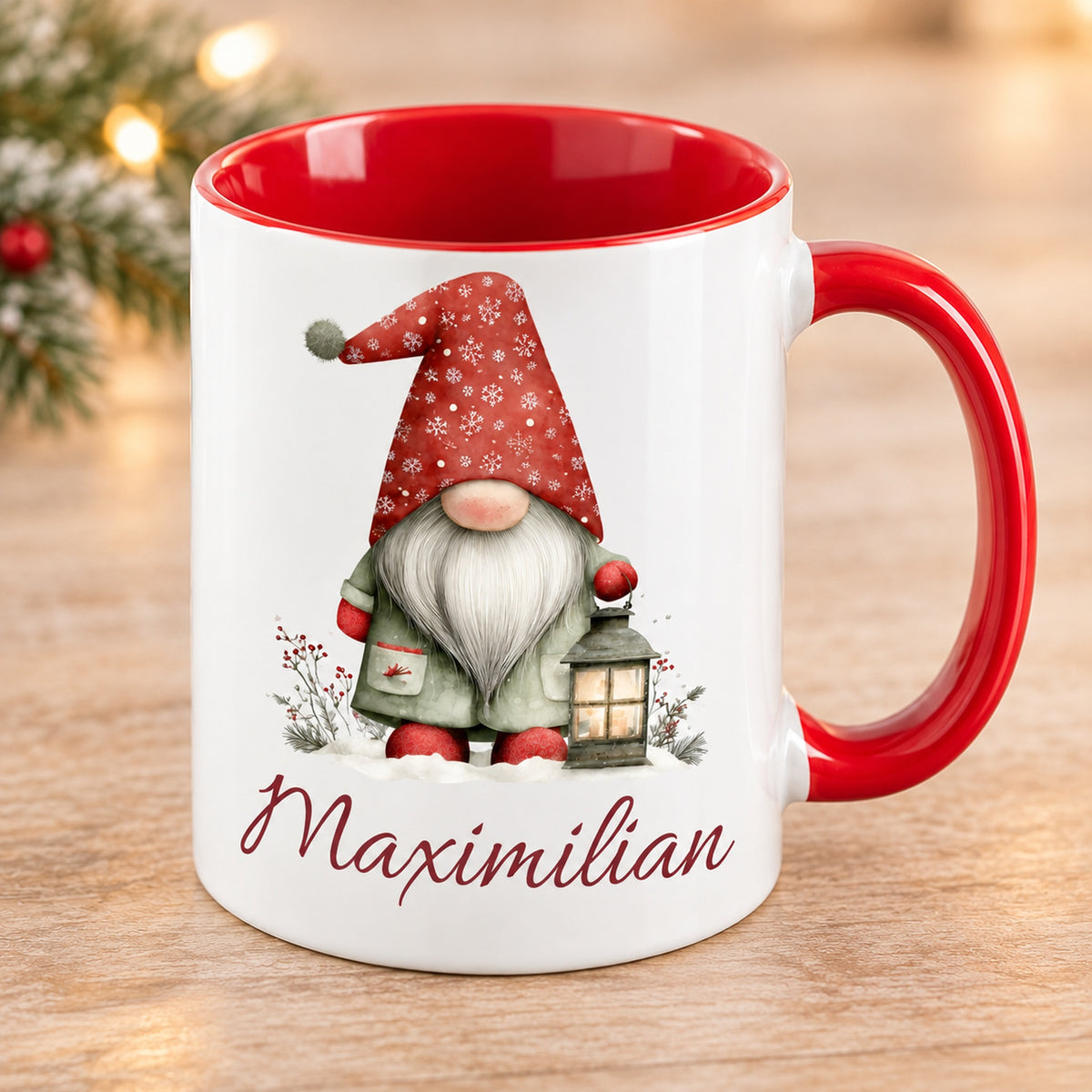 Personalisierte Weihnachtswichtel-Tasse Laternenlicht mit roter Innenseite und rotem Henkel – schräge Produktansicht