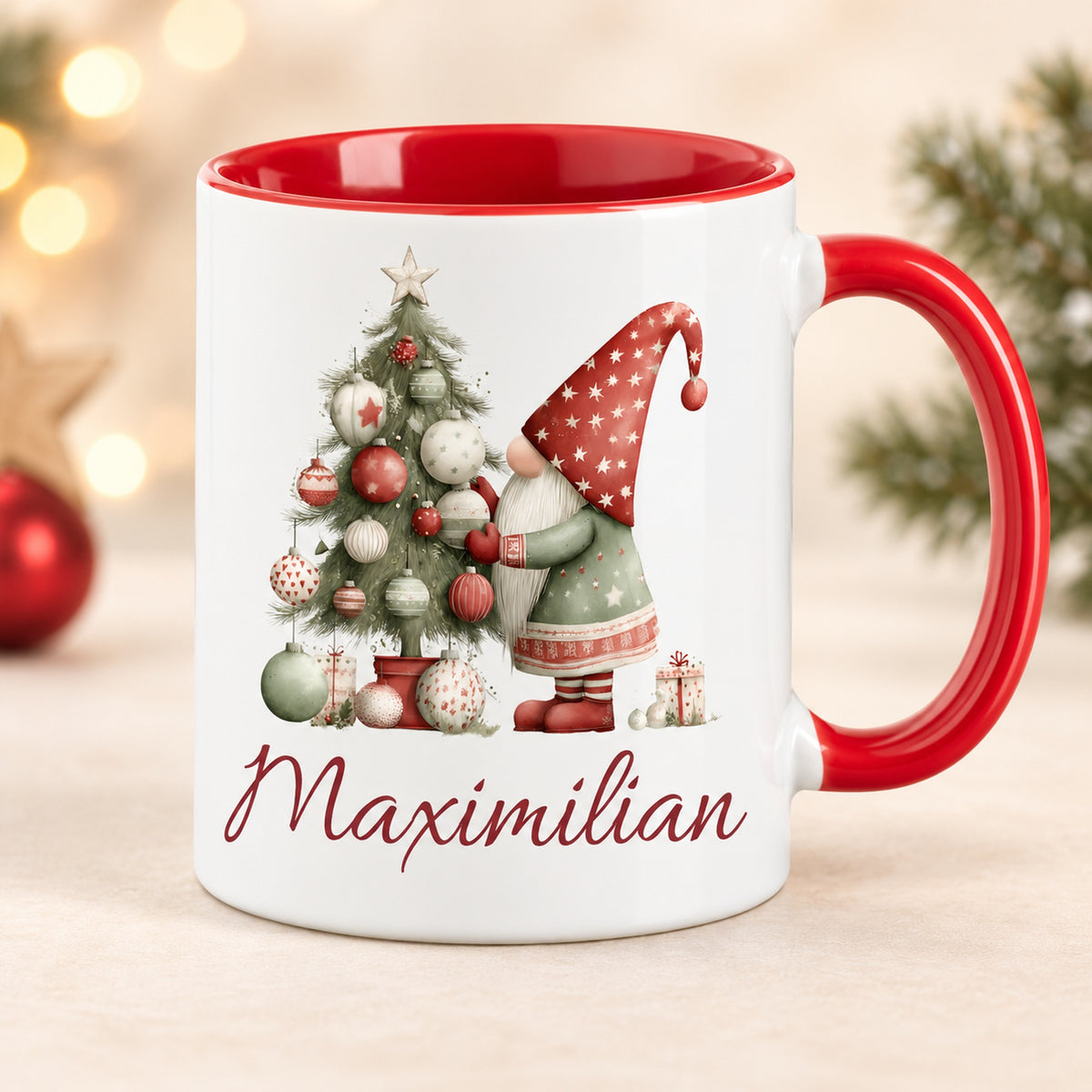 Personalisierte Weihnachtswichtel-Tasse Weihnachtsbaum mit roter Innenseite und rotem Henkel – Vorderansicht mit Beispielname Maximilian