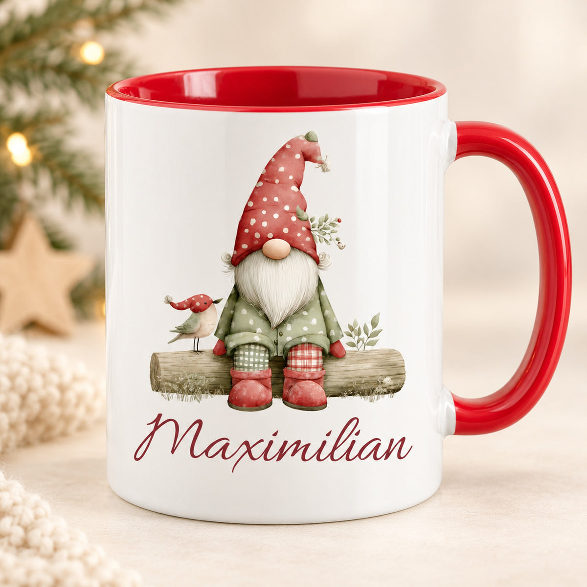 Personalisierte Weihnachtswichtel-Tasse Wintervogel mit roter Innenseite und rotem Henkel – Vorderansicht mit Beispielname Maximilian