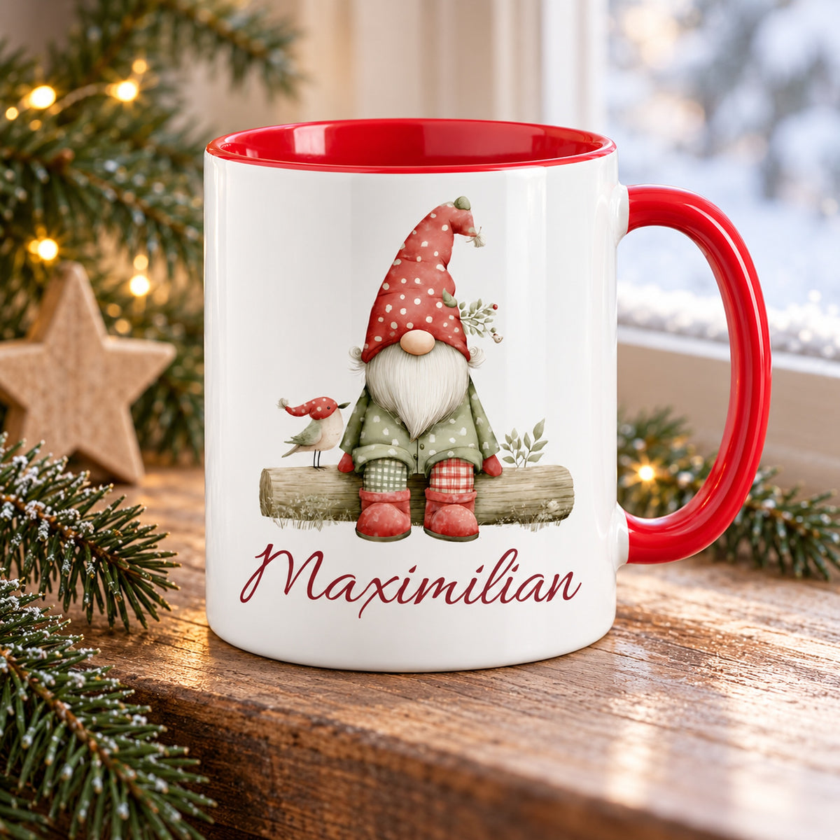 Personalisierte Weihnachtswichtel-Tasse Wintervogel mit roter Innenseite und rotem Henkel – in gemütlicher Weihnachtsszene