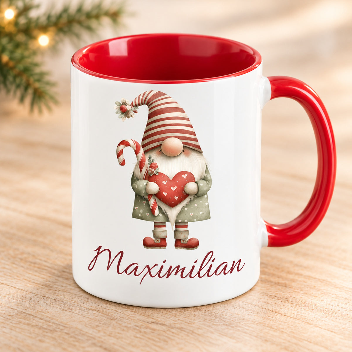 Personalisierte Weihnachtswichtel-Tasse Weihnachtsherz mit roter Innenseite und rotem Henkel – schräge Produktansicht