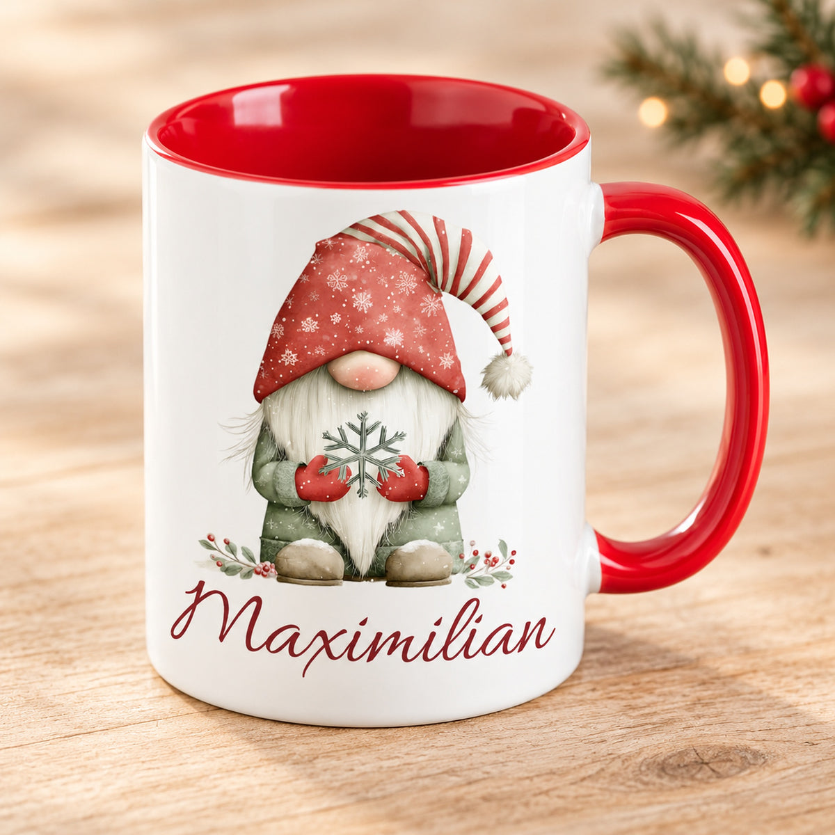 Personalisierte Weihnachtswichtel-Tasse Schneeflocke mit roter Innenseite und rotem Henkel – schräge Produktansicht