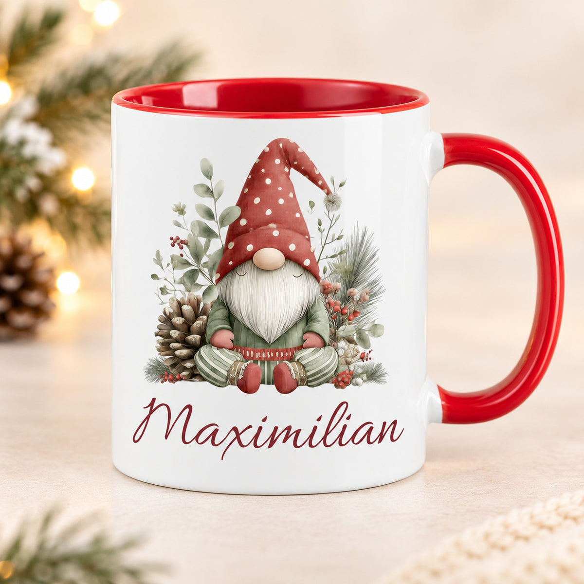 Personalisierte Weihnachtswichtel-Tasse Wintergrün mit roter Innenseite und rotem Henkel – Vorderansicht mit Beispielname Maximilian