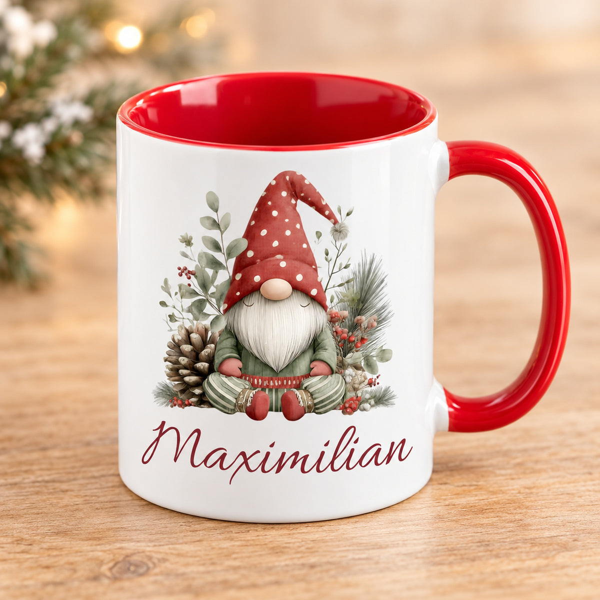 Personalisierte Weihnachtswichtel-Tasse Wintergrün mit roter Innenseite und rotem Henkel – schräge Produktansicht