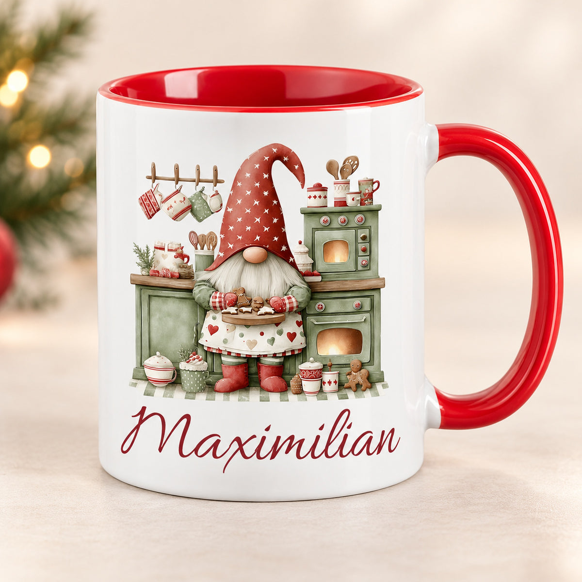 Personalisierte Weihnachtswichtel-Tasse Weihnachtsbäckerei mit roter Innenseite und rotem Henkel – Vorderansicht mit Beispielname Maximilian