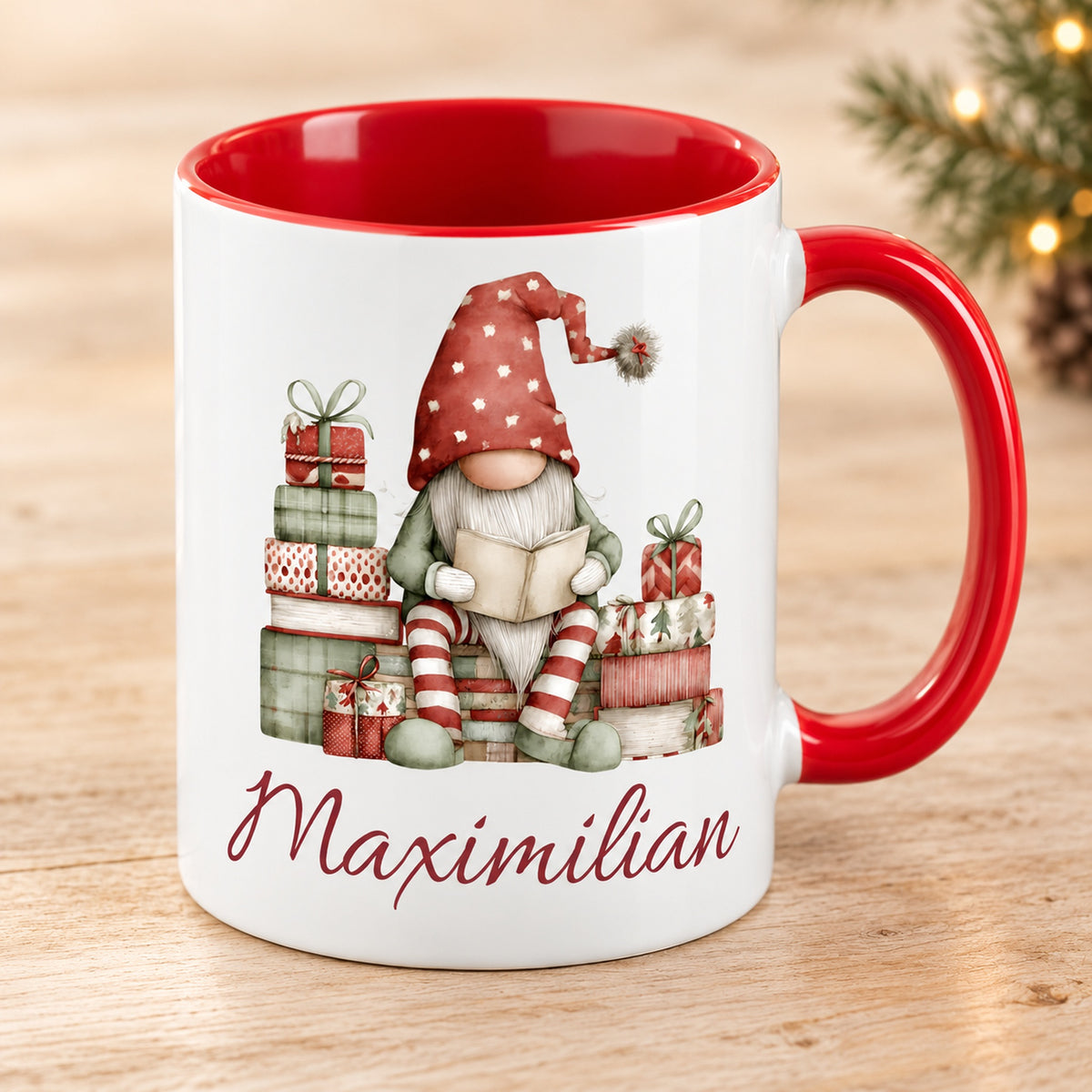Personalisierte Weihnachtswichtel-Tasse Gemütliche Lesestunde mit roter Innenseite und rotem Henkel – schräge Produktansicht
