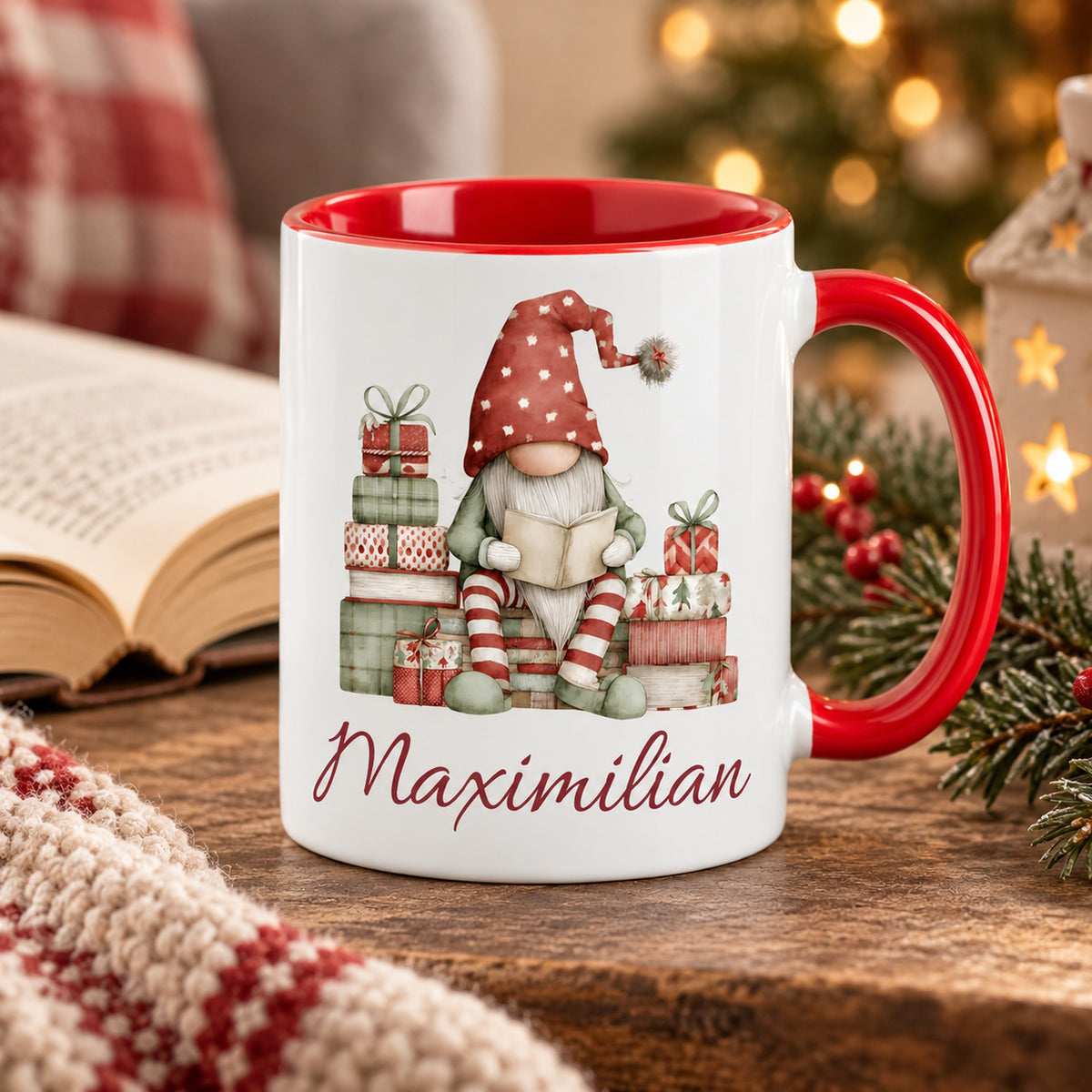 Personalisierte Weihnachtswichtel-Tasse Gemütliche Lesestunde mit roter Innenseite und rotem Henkel – in gemütlicher Weihnachtsszene