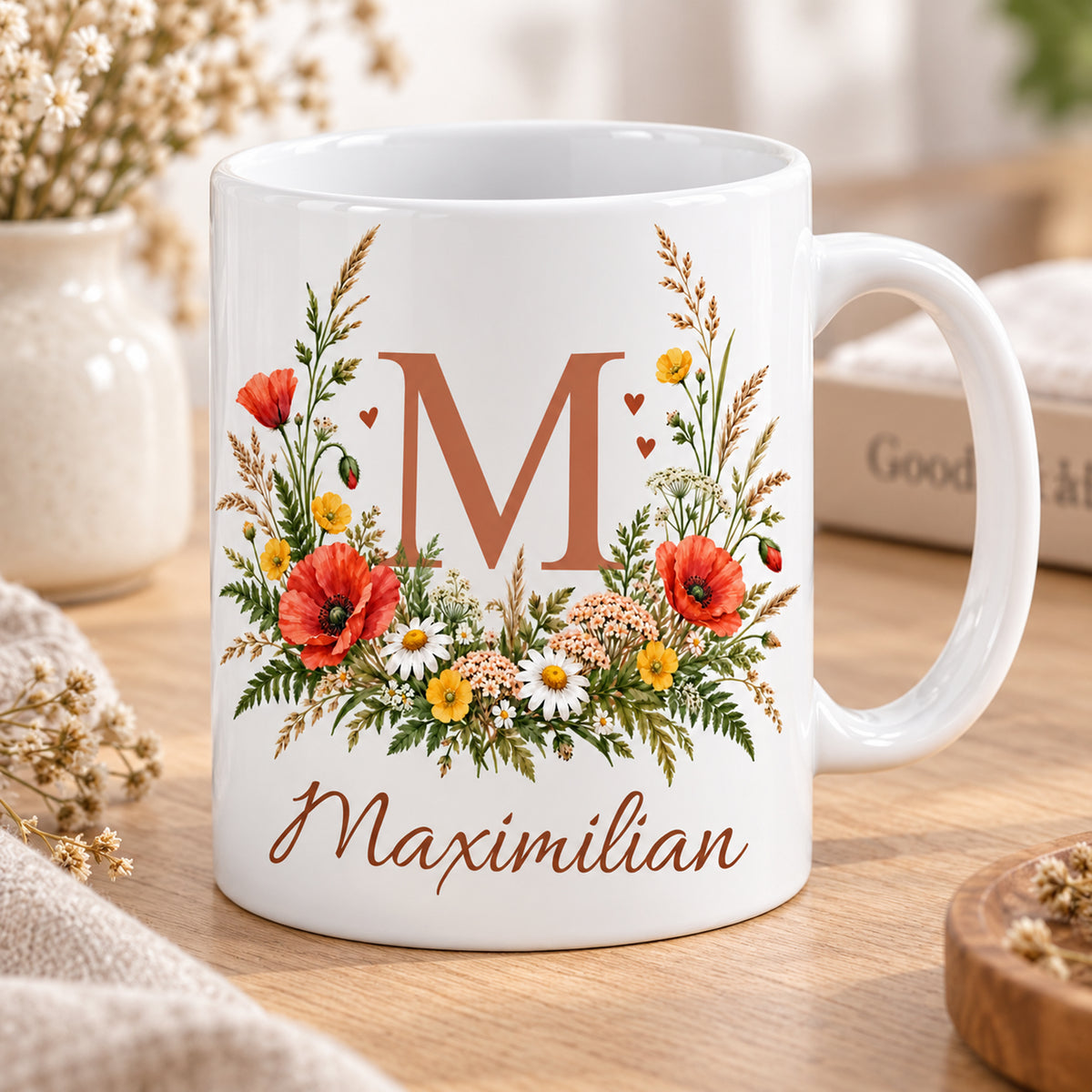 Weiße personalisierte Keramiktasse Wiesenstrauß mit floralem Monogramm – Schrägansicht