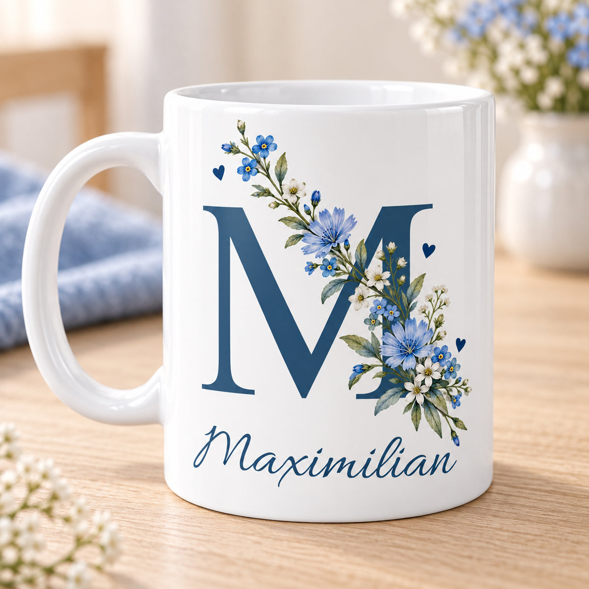 Weiße personalisierte Keramiktasse Blaue Blütenranke mit floralem Monogramm – Weitere Motivansicht
