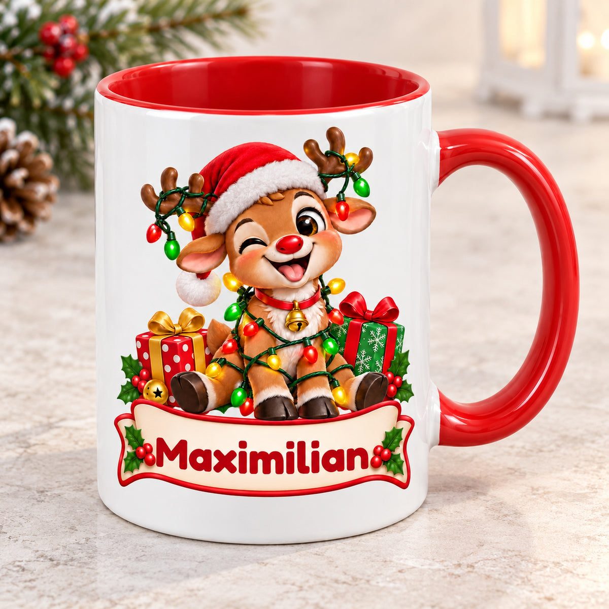 Personalisierte Weihnachtstasse Rentier im Lichterketten-Knoten, außen weiß mit rotem Henkel und roter Innenseite – schräge Perspektive.