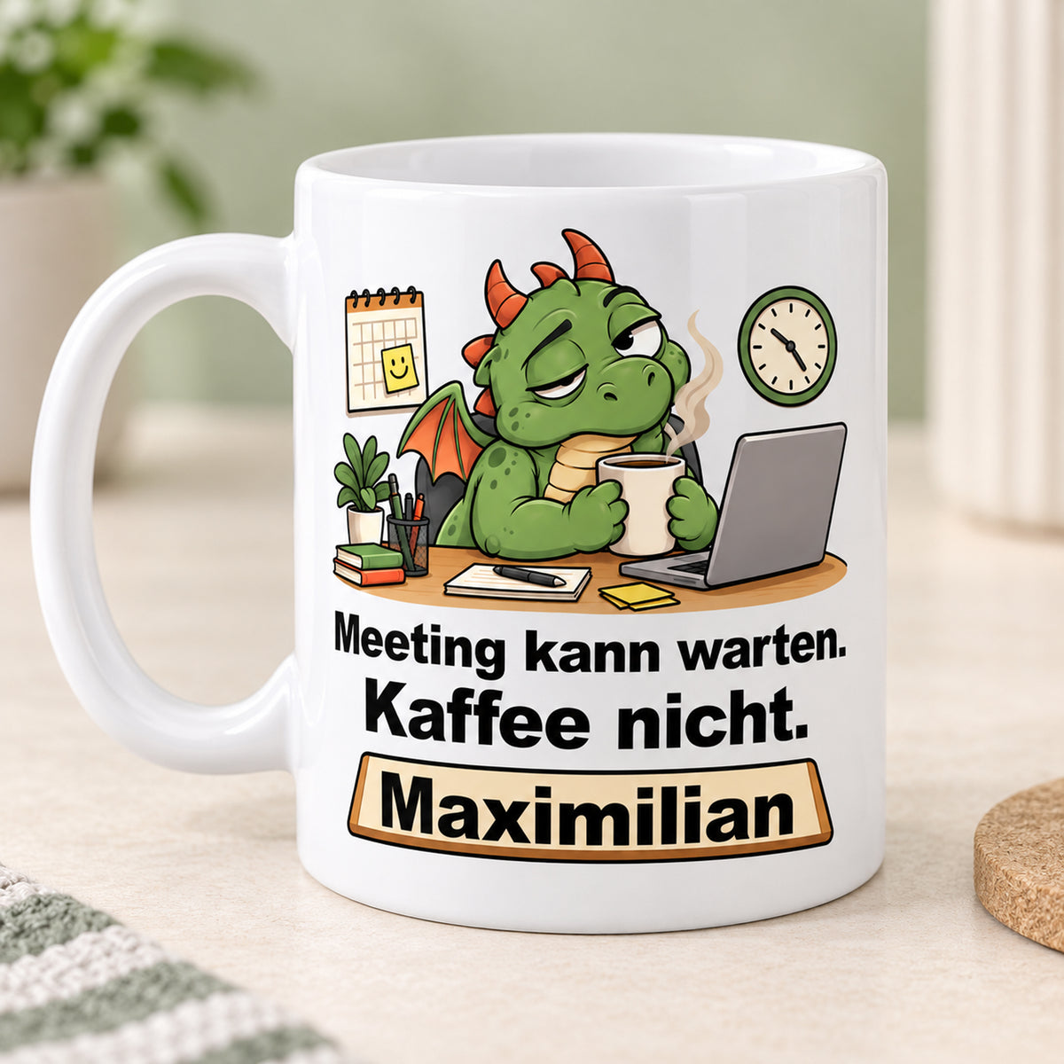 Personalisierte weiße Drachentasse mit Grüner Bürodrache, Spruch „Meeting kann warten. Kaffee nicht.“ und Wunschname – Zweite Druckseite
