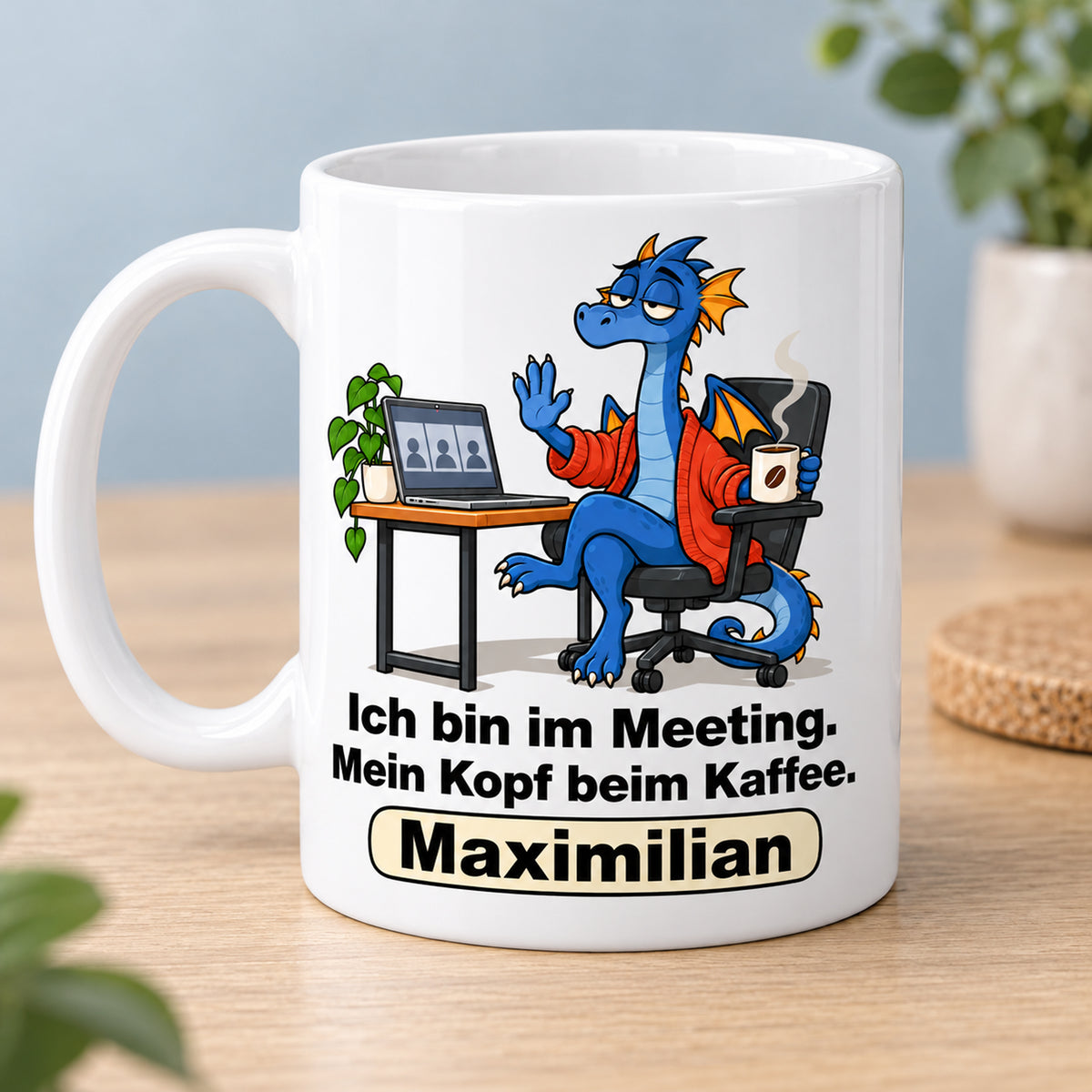 Personalisierte weiße Drachentasse mit Blauer Meetingdrache, Spruch „Ich bin im Meeting. Mein Kopf beim Kaffee.“ und Wunschname – Zweite Druckseite