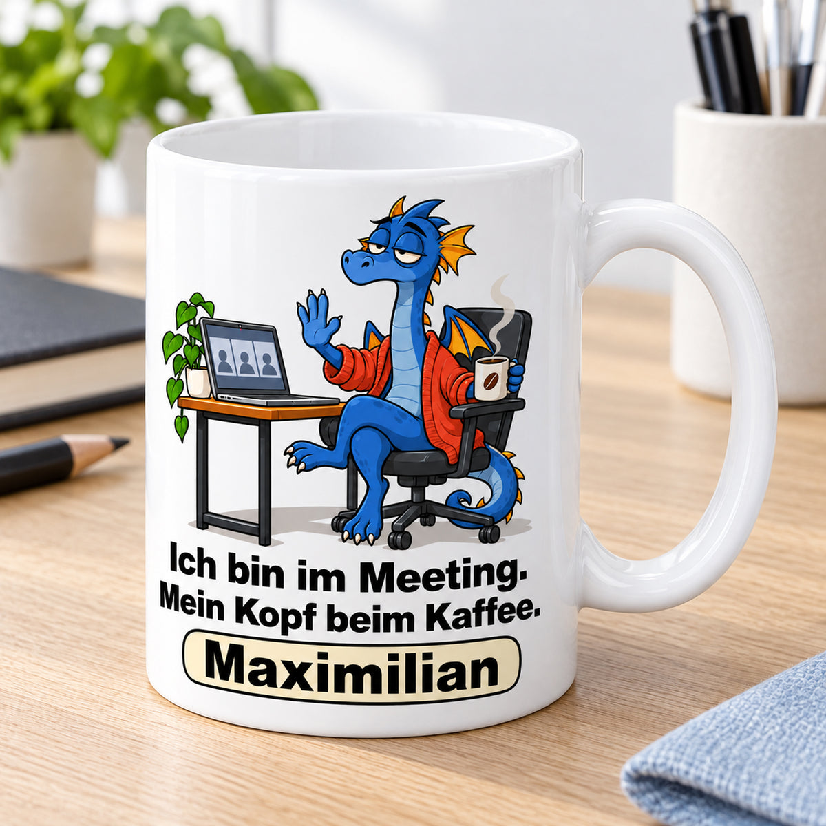 Personalisierte weiße Drachentasse mit Blauer Meetingdrache, Spruch „Ich bin im Meeting. Mein Kopf beim Kaffee.“ und Wunschname – Perspektivansicht