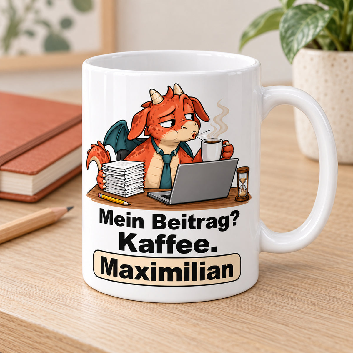Personalisierte weiße Drachentasse mit Roter Beitragsdrache, Spruch „Mein Beitrag? Kaffee.“ und Wunschname – Perspektivansicht