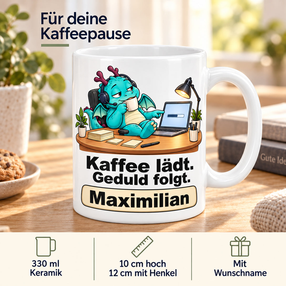 Personalisierte weiße Drachentasse mit Türkiser Headsetdrache, Spruch „Kaffee lädt. Geduld folgt.“ und Wunschname – Produktdaten