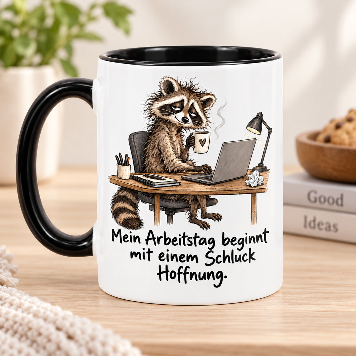 Waschbär-Tasse Bürostart, Ansicht 2, weiß mit schwarzem Henkel und schwarzer Innenseite