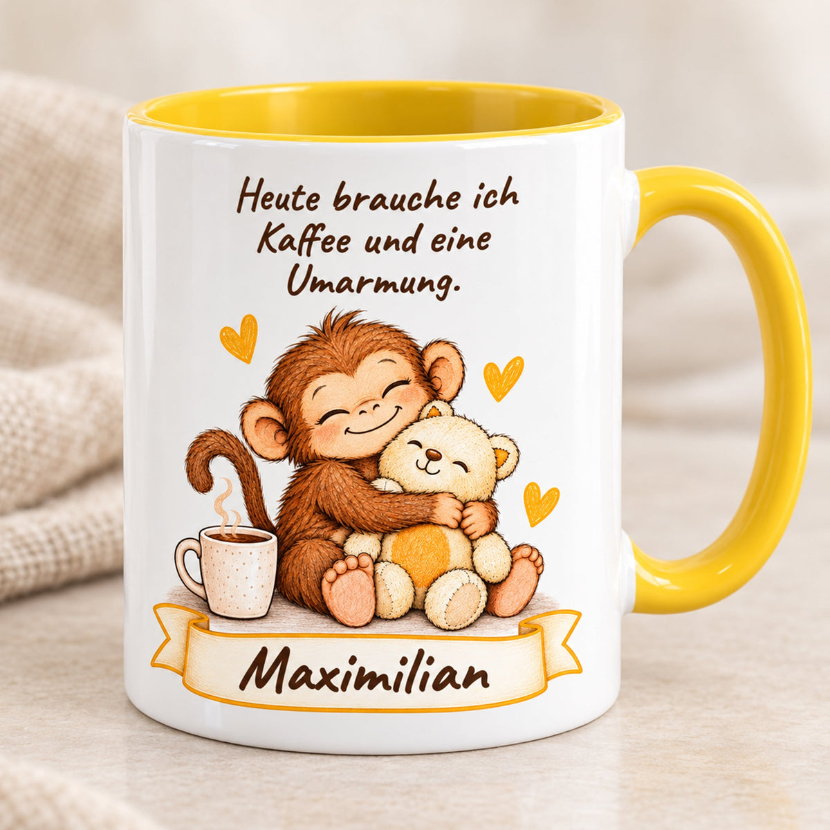 Hauptansicht: gelbe personalisierte Tasse mit Baby-Affe, Motiv Umarmung mit Teddy, Beispielname Maximilian