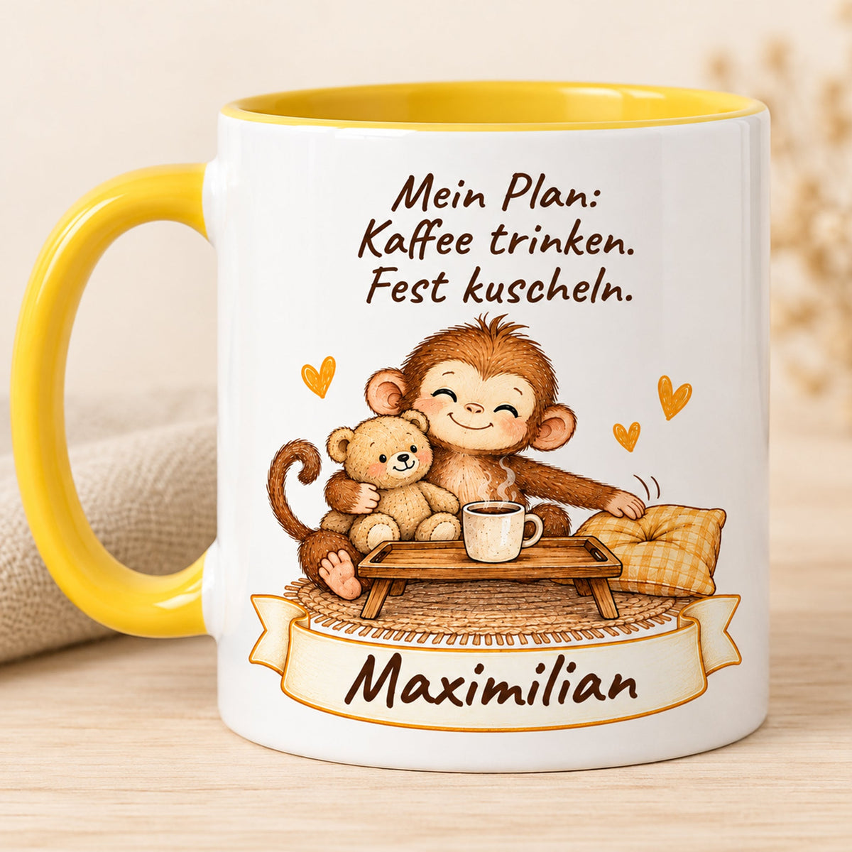 Hauptansicht: gelbe personalisierte Tasse mit Baby-Affe, Motiv Kaffee und Kuscheln, Beispielname Maximilian