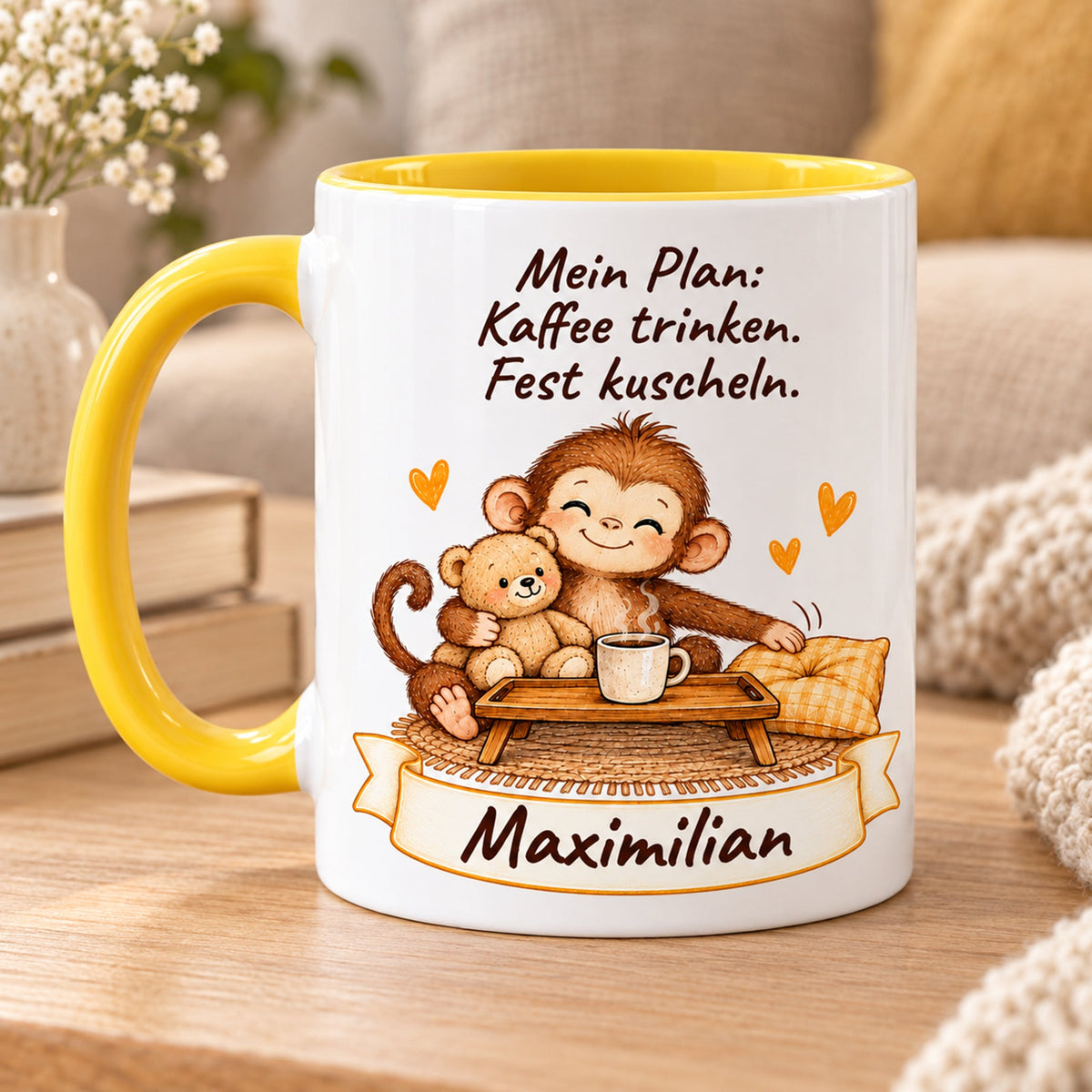 Andere Druckseite: gelbe personalisierte Tasse mit Baby-Affe, Motiv Kaffee und Kuscheln, Beispielname Maximilian