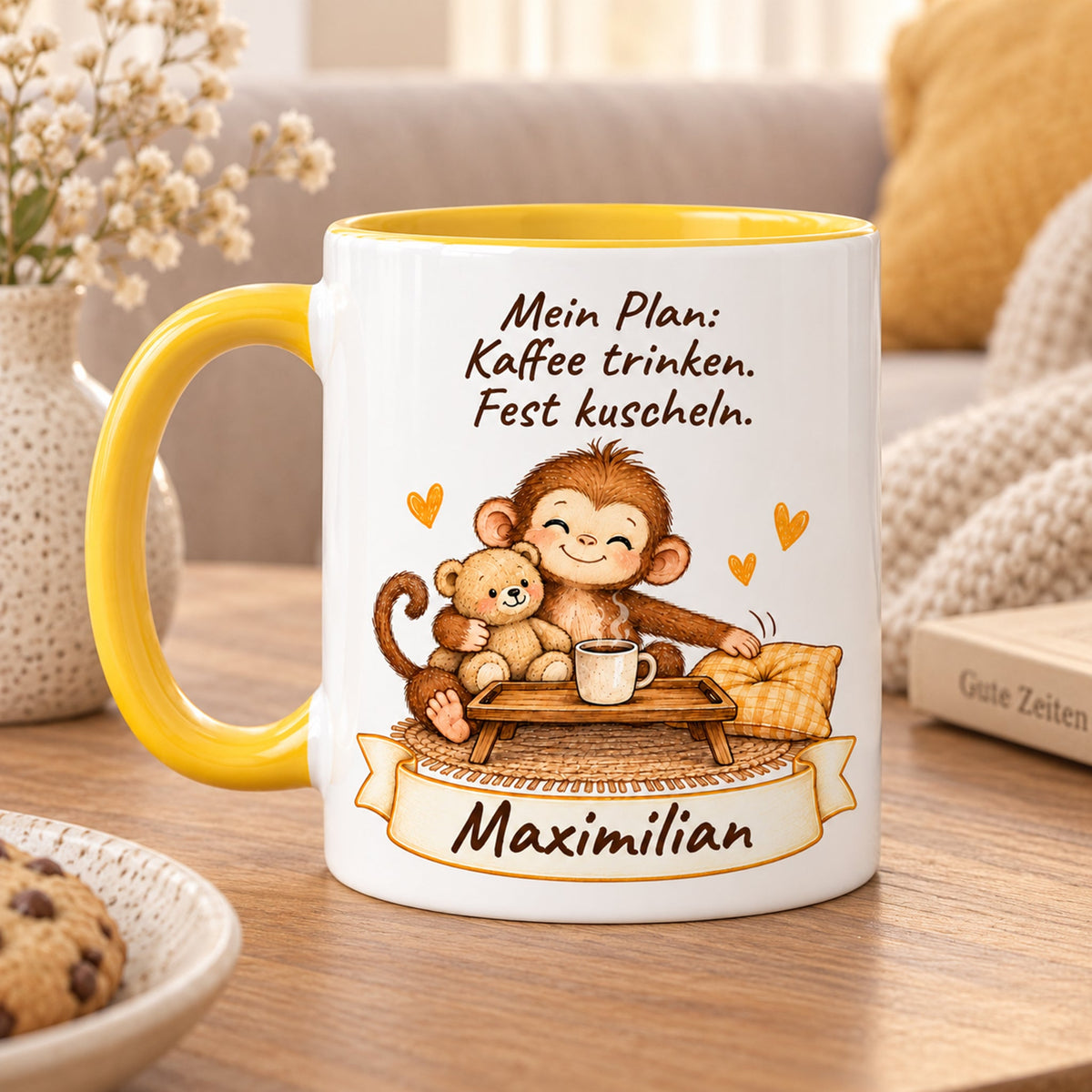 Kaffeepause: gelbe personalisierte Tasse mit Baby-Affe, Motiv Kaffee und Kuscheln, Beispielname Maximilian