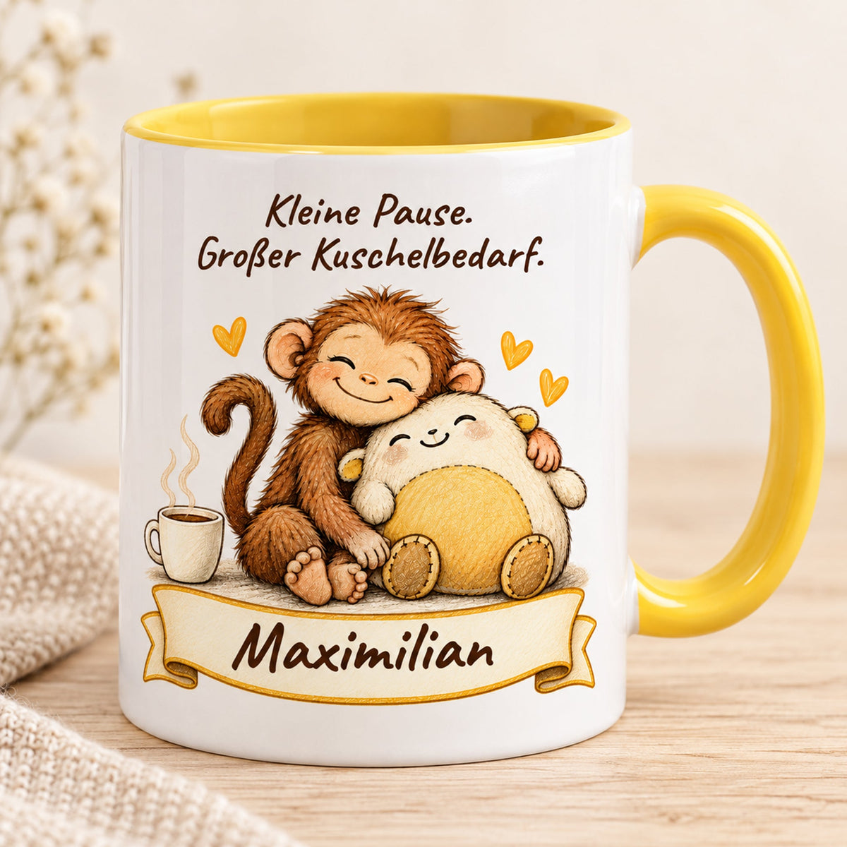 Hauptansicht: gelbe personalisierte Tasse mit Baby-Affe, Motiv Kleine Pause, Beispielname Maximilian