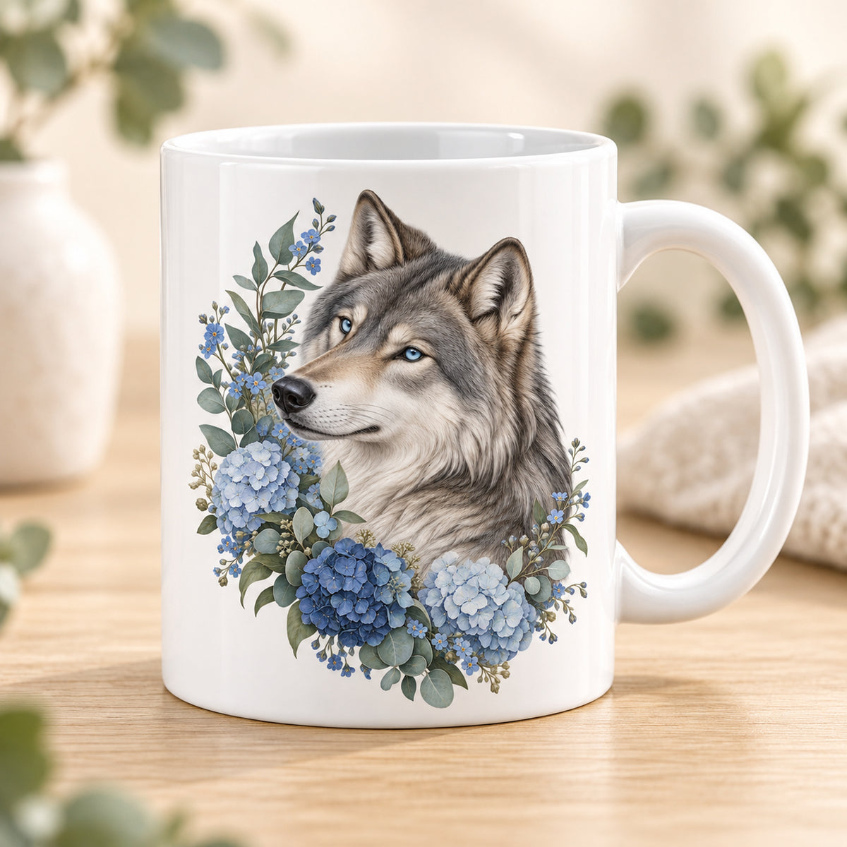 Weiße Wolf-Tasse Waldblau mit blauen Blumen – Vorderansicht