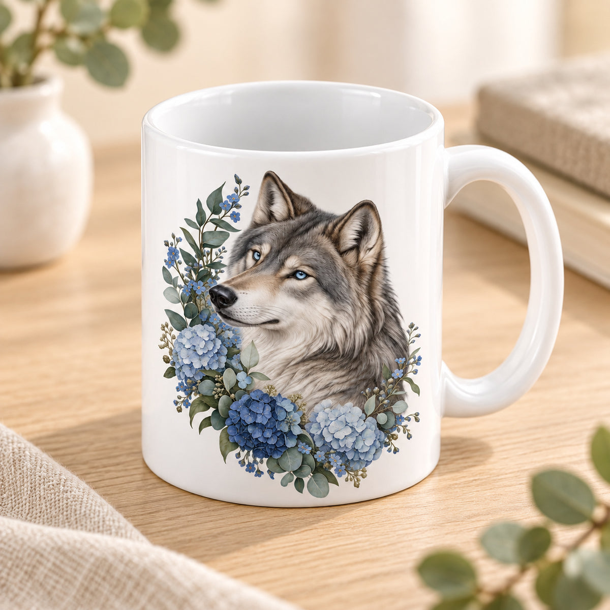 Weiße Wolf-Tasse Waldblau mit blauen Blumen – Seitenansicht