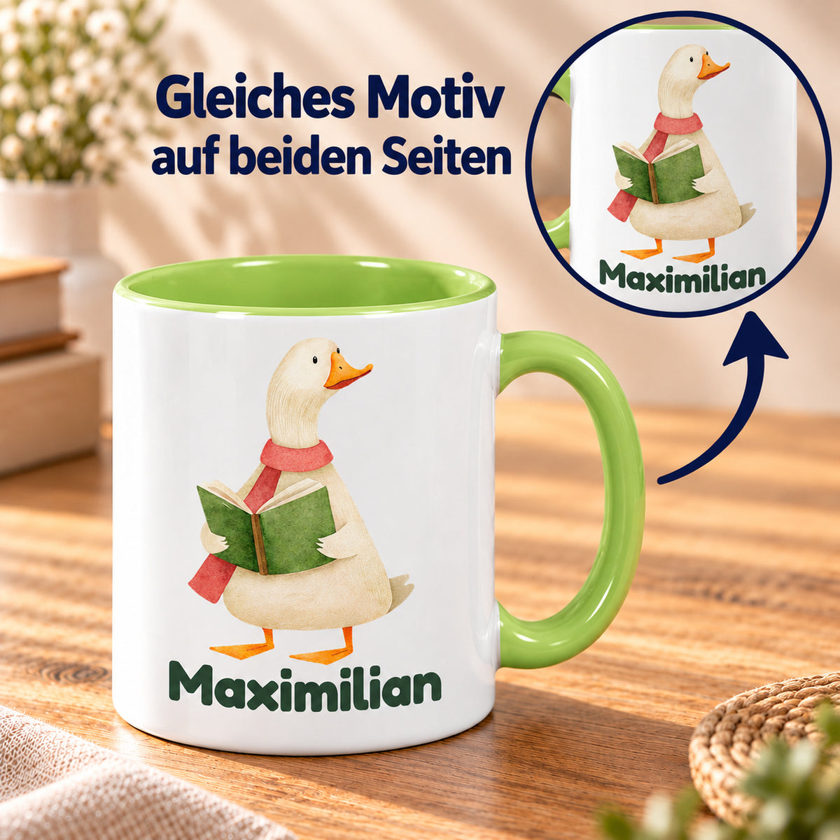 Dasselbe Gänsemotiv und derselbe Beispielname auf beiden Seiten einer hellgrünen Tasse