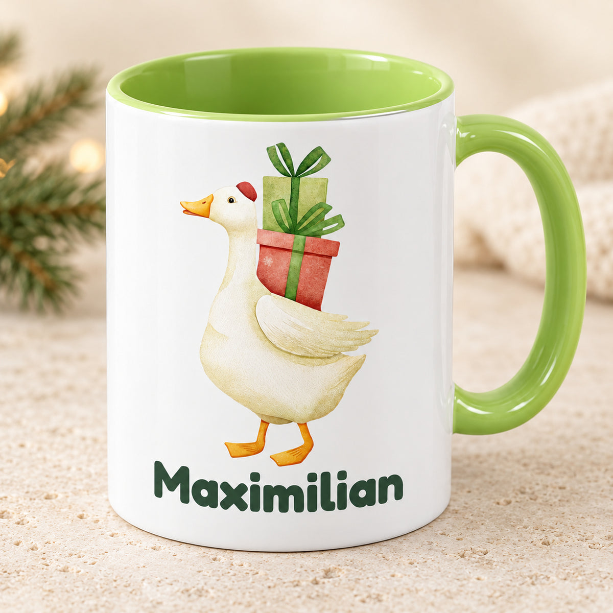 Hellgrüne Keramiktasse mit Gans mit Geschenken und Maximilian in einer schrägen Ansicht