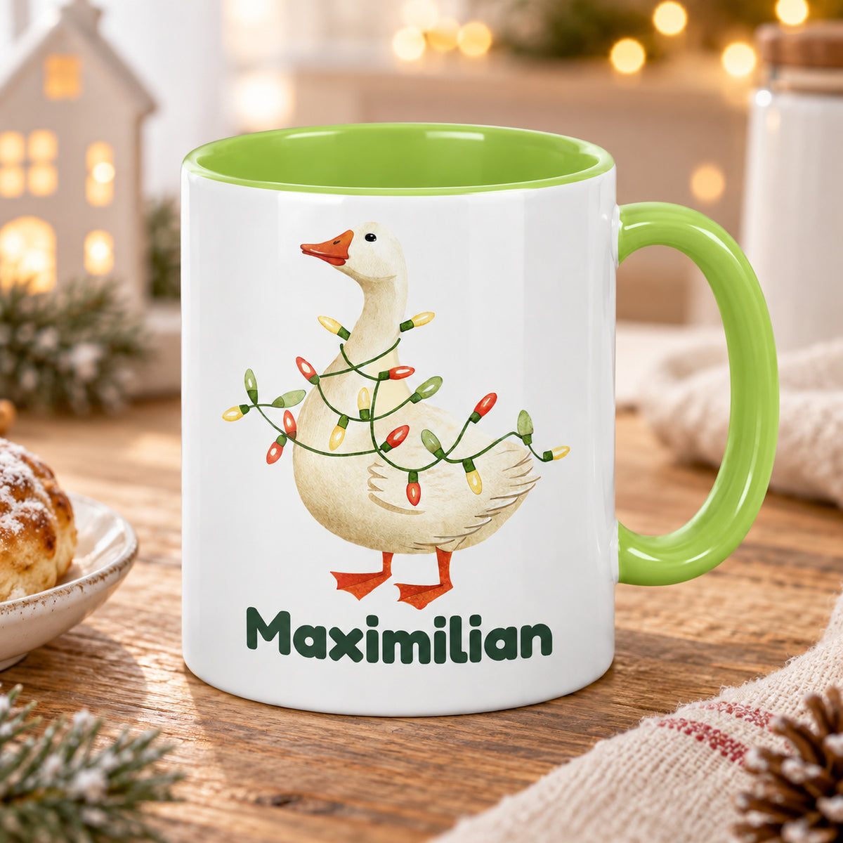 Hellgrüne Weihnachtstasse mit Gans mit Lichterkette und Maximilian in einer gemütlichen Umgebung