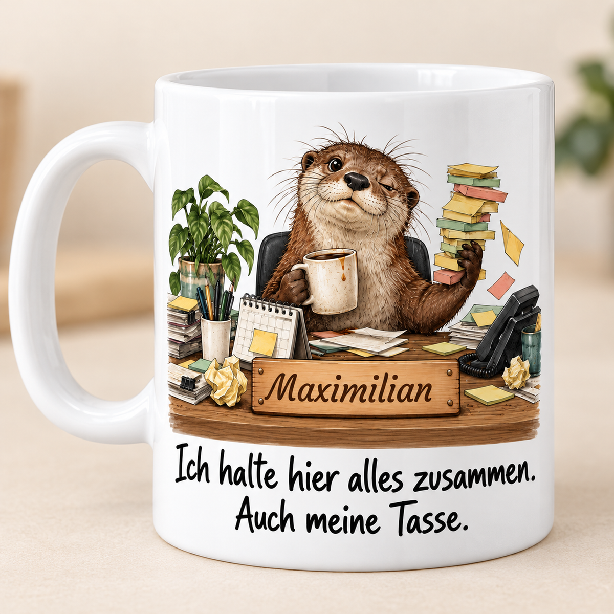 Büroassistenz: weiße Tasse mit Otter-Berufsmotiv, Spruch und Beispielname Maximilian – bedruckte Rückseite