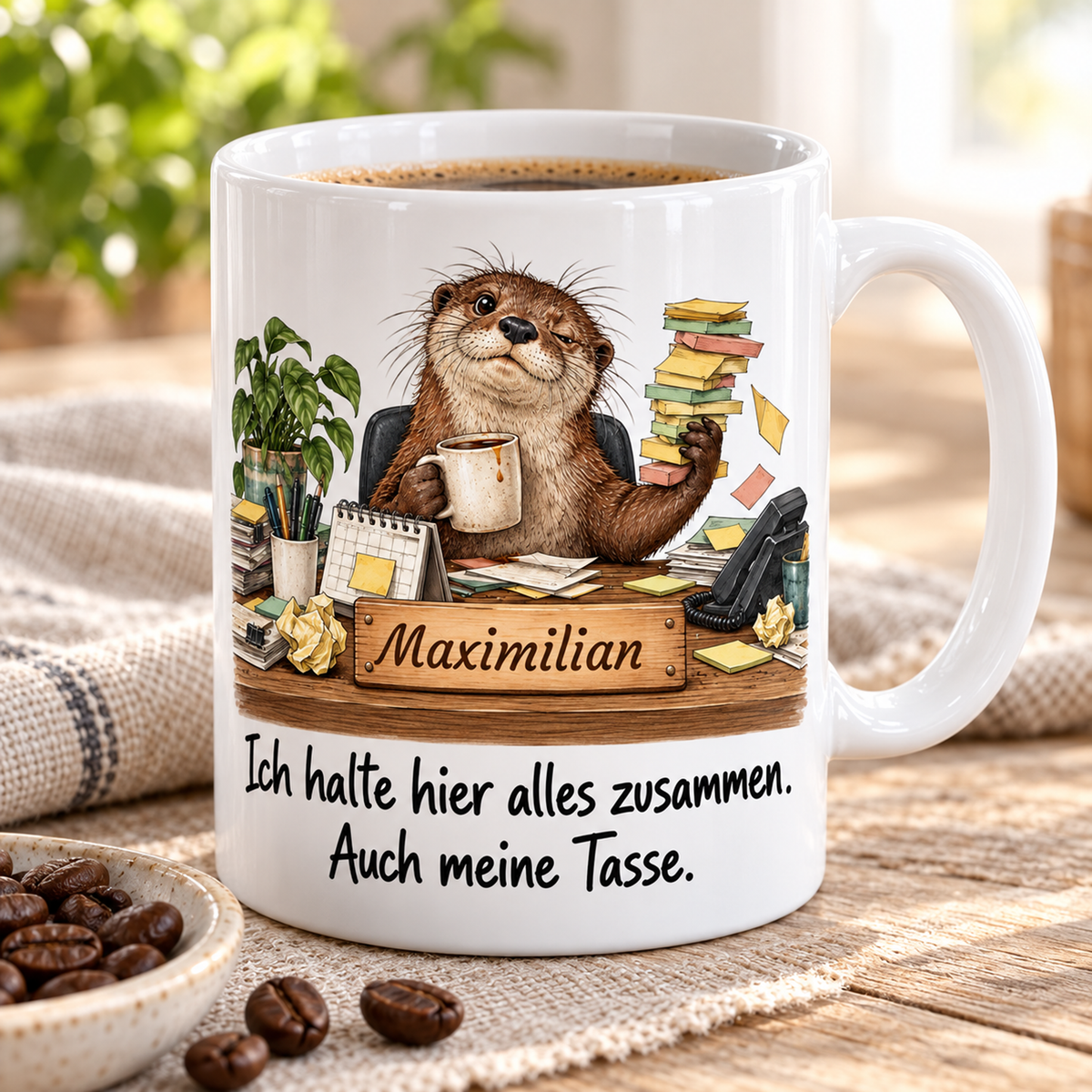 Büroassistenz: weiße Tasse mit Otter-Berufsmotiv, Spruch und Beispielname Maximilian – Schrägansicht