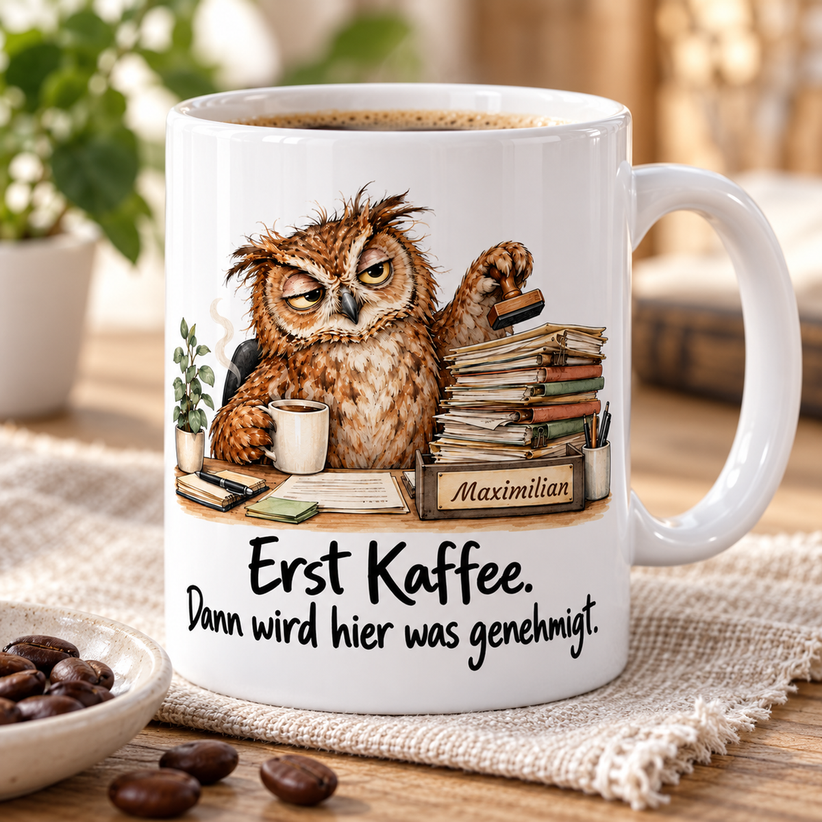 Verwaltung: weiße Tasse mit Eule-Berufsmotiv, Spruch und Beispielname Maximilian – Schrägansicht