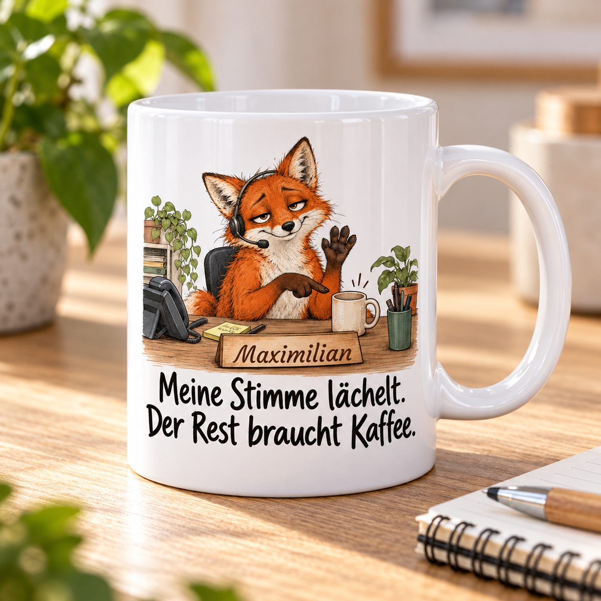 Kundenservice: weiße Tasse mit Fuchs-Berufsmotiv, Spruch und Beispielname Maximilian – Alltagsszene