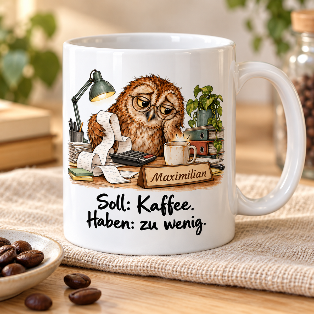 Buchhaltung: weiße Tasse mit Eule-Berufsmotiv, Spruch und Beispielname Maximilian – Schrägansicht