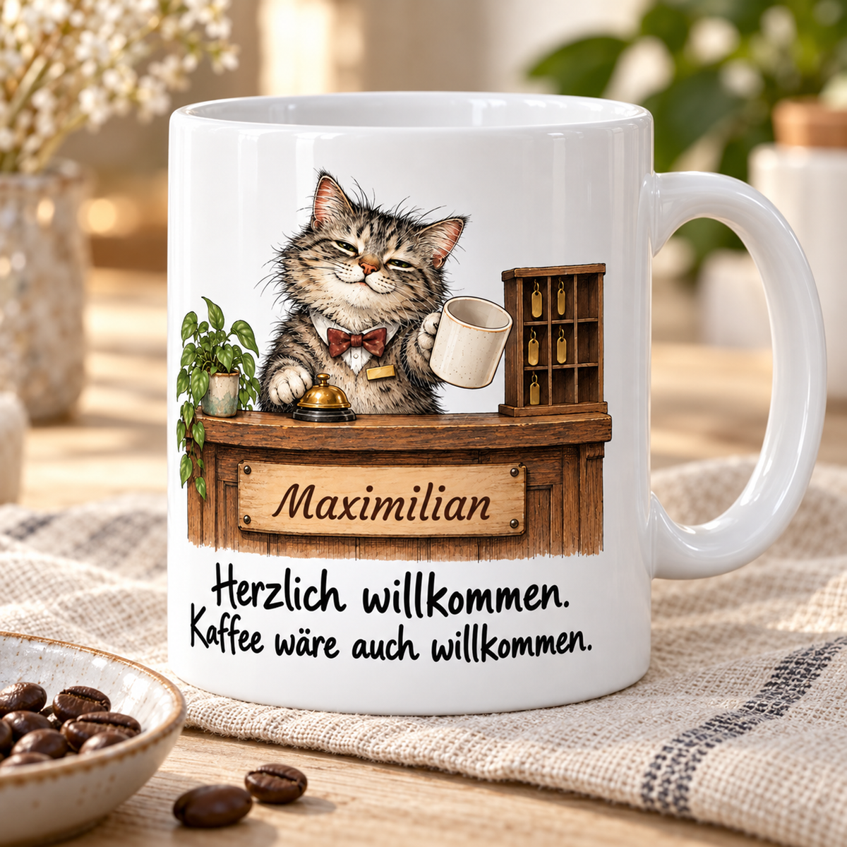 Empfang: weiße Tasse mit Katze-Berufsmotiv, Spruch und Beispielname Maximilian – Schrägansicht