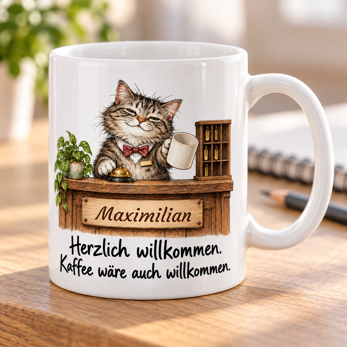 Empfang: weiße Tasse mit Katze-Berufsmotiv, Spruch und Beispielname Maximilian – Alltagsszene