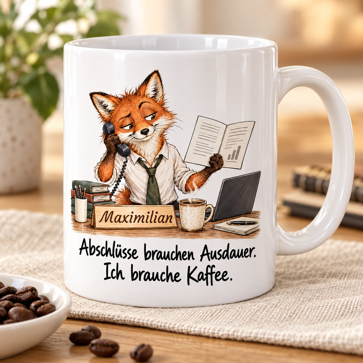 Vertrieb: weiße Tasse mit Fuchs-Berufsmotiv, Spruch und Beispielname Maximilian – Schrägansicht