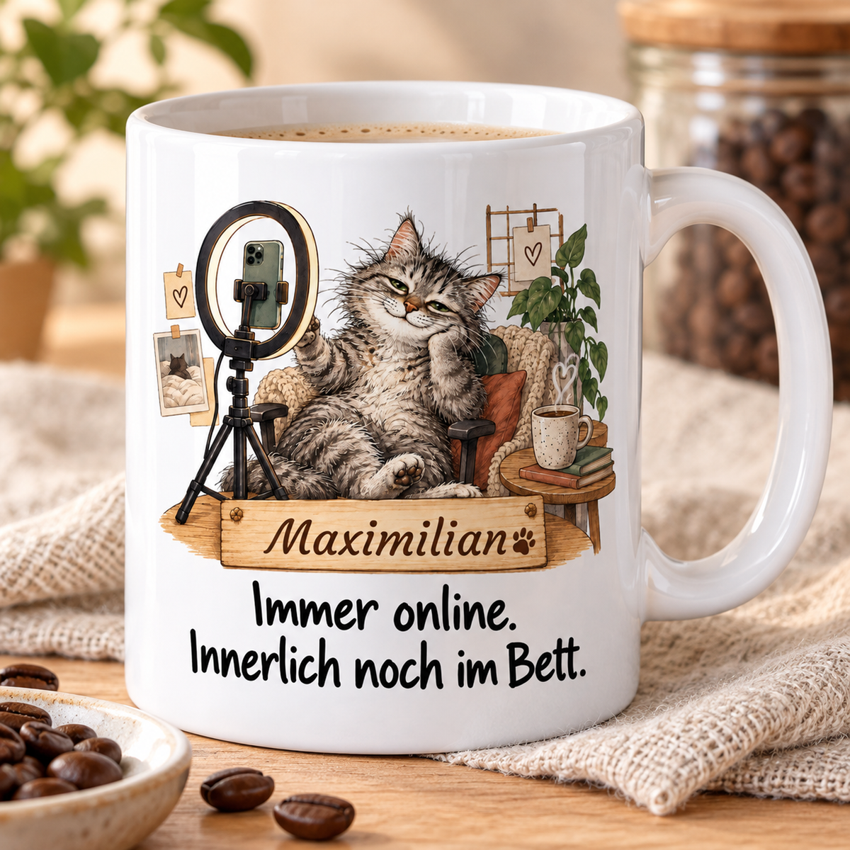 Social Media: weiße Tasse mit Katze-Berufsmotiv, Spruch und Beispielname Maximilian – Schrägansicht