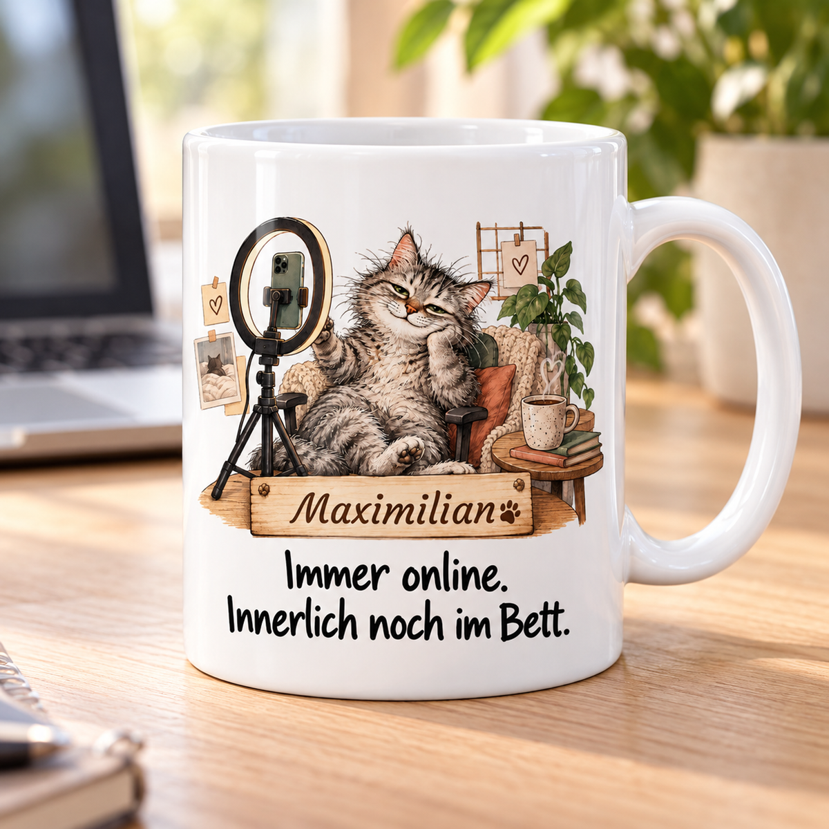 Social Media: weiße Tasse mit Katze-Berufsmotiv, Spruch und Beispielname Maximilian – Alltagsszene