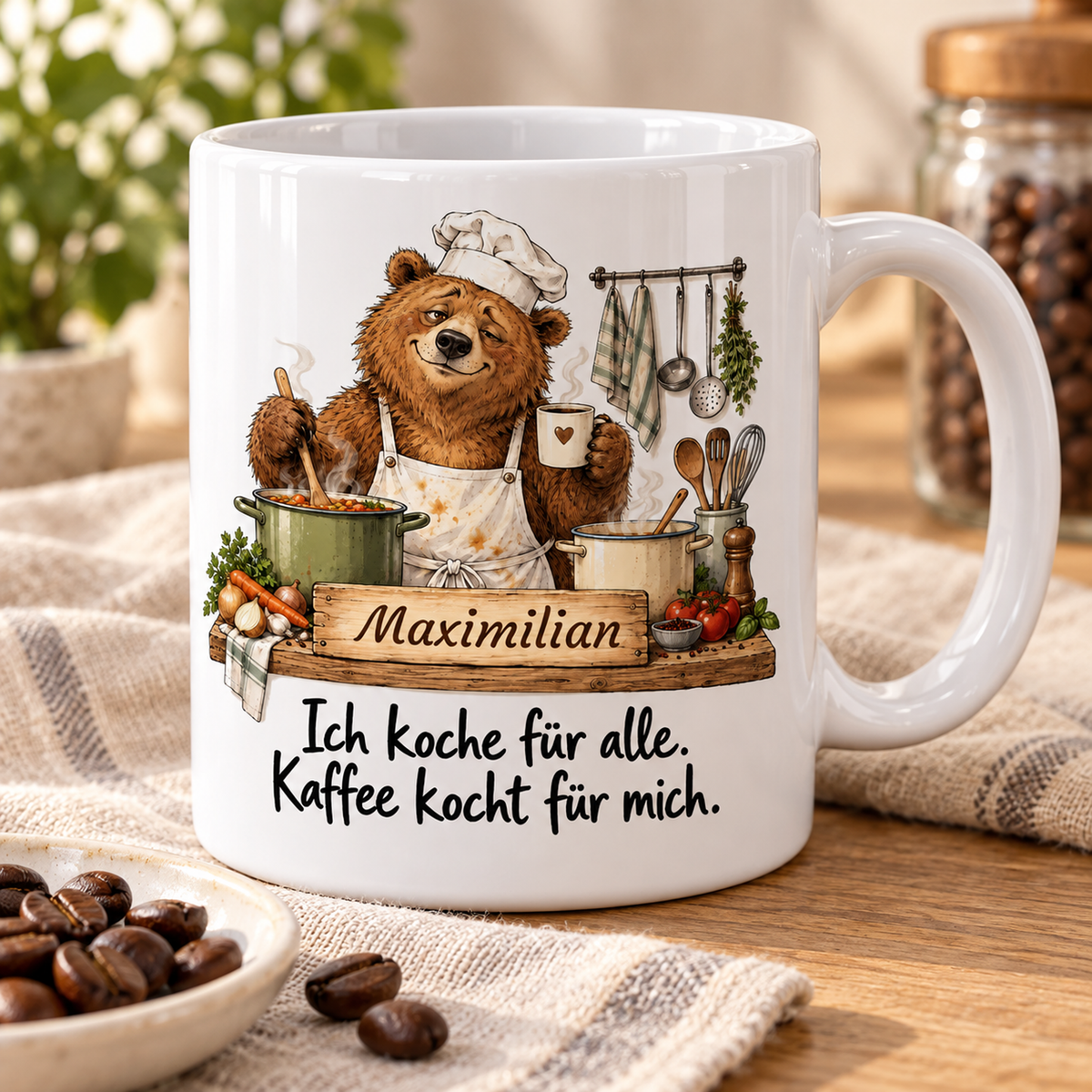 Kochberuf: weiße Tasse mit Bär-Berufsmotiv, Spruch und Beispielname Maximilian – Schrägansicht