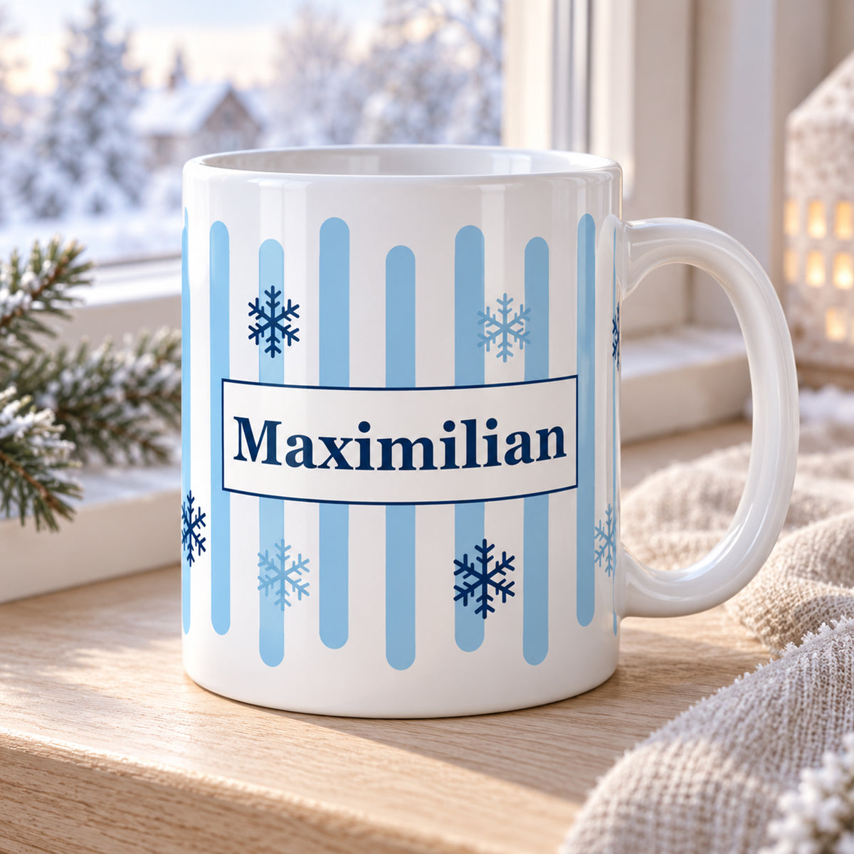 Weihnachtstasse Winterflocken – Schrägansicht mit Beispielname Maximilian