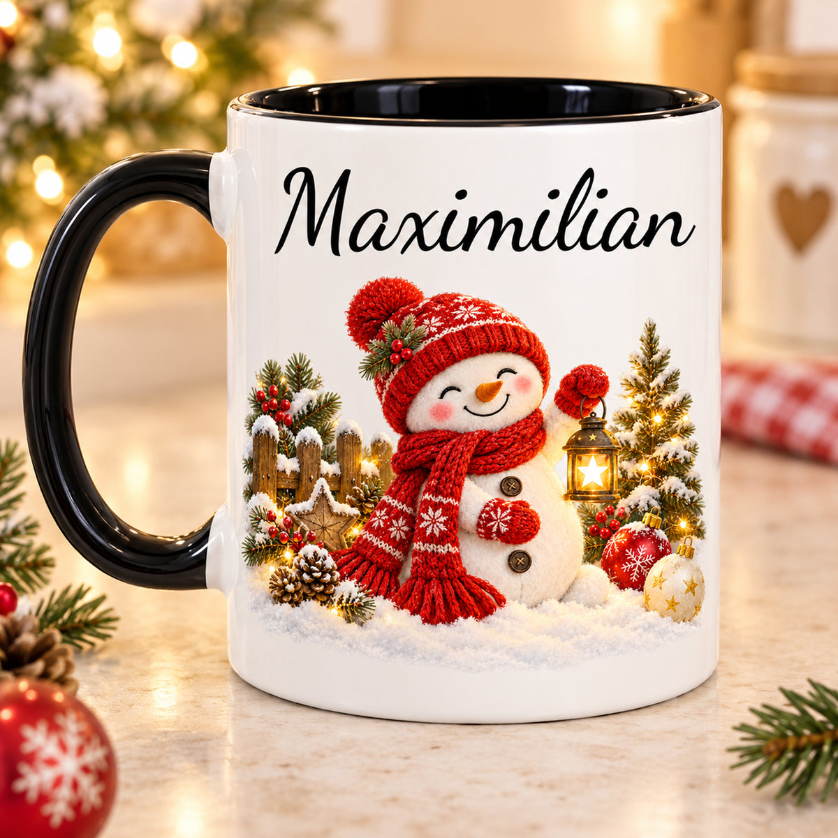 Zweite bedruckte Seite: Schneemann-Tasse Laternenzauber, schwarzer Henkel, 330 ml, mit Beispielname Maximilian
