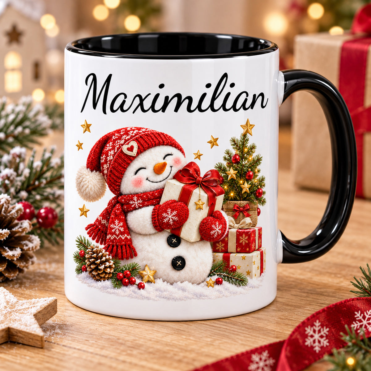 Schrägansicht: Schneemann-Tasse Geschenkfreude, schwarzer Henkel, 330 ml, mit Beispielname Maximilian