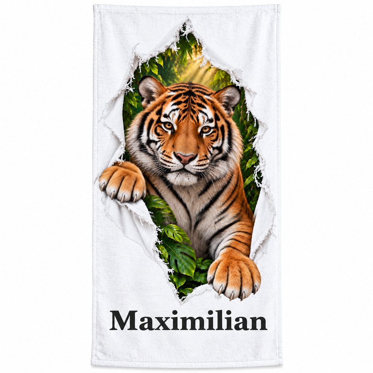 Personalisiertes Tiger-Handtuch mit Wunschname und gedruckter Stoffrissoptik vor weißem Hintergrund
