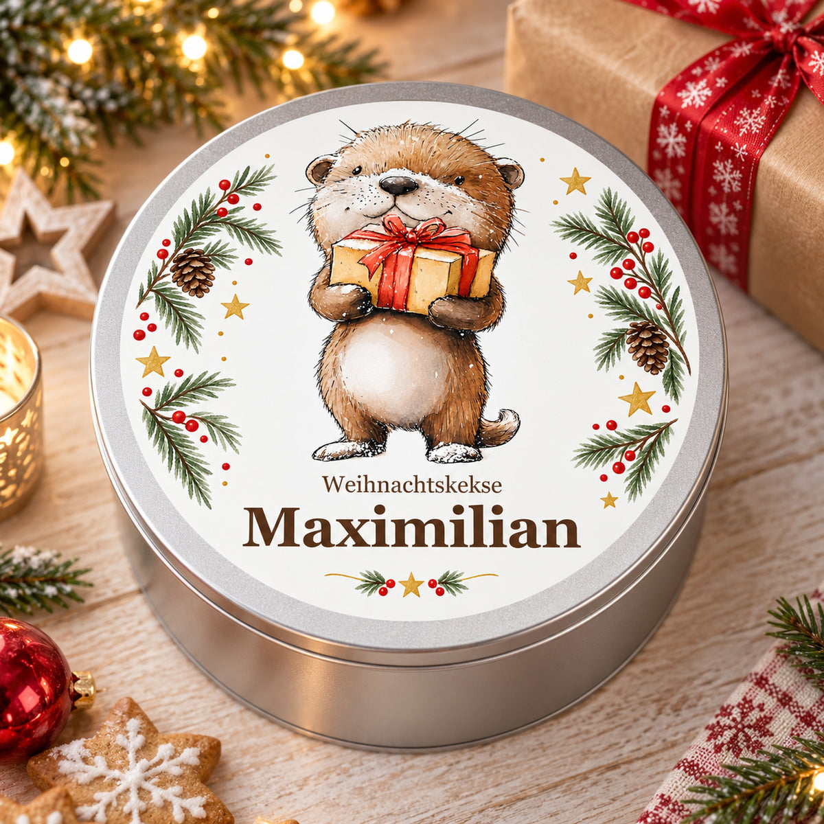 Keksdose Weihnachten, Otter mit Geschenk, mit Wunschname auf einer Anrichte neben Paket und Lichterkette